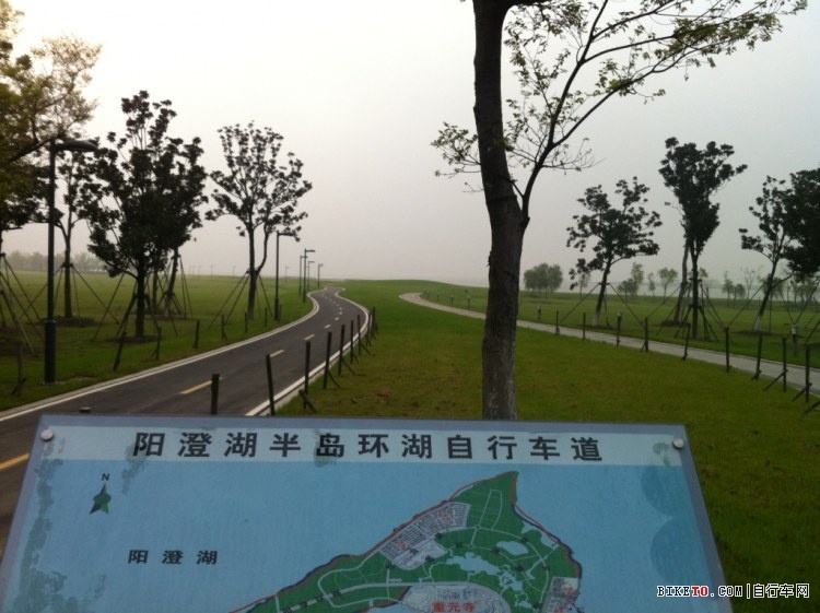 今天早晨上班早出来一会儿, 也把阳澄湖边的自行车道骑了一下.