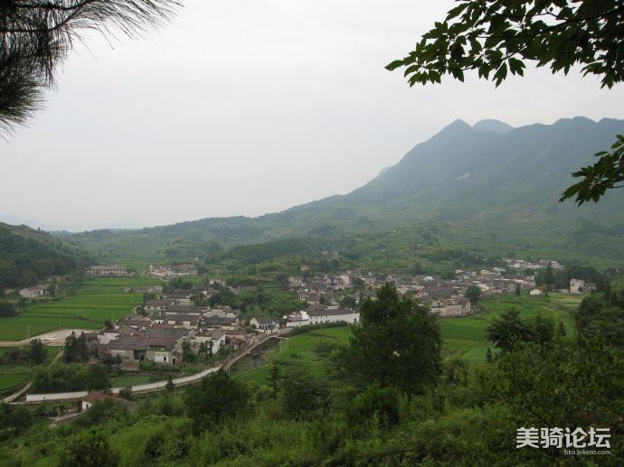 2014年12月7日市老年骑协会26位老人骑行泾县黄田风景区........(泾县黄田风景区,这里是一片真正可以让你远离大城市的喧嚣与繁华,拥有与世隔绝的宁静的净土,毫无商业炒作与吹捧的自然古朴气息会让你好好地放松身心。黄田风景区位于黄子山西麓,是安徽省迄今为止保存最为完好的清代古民居建筑,历史悠久,文化历史底蕴深厚,整个村落完美的镶嵌在青山绿水之中,整个就是一副美丽的山水画。作为独一无二的文化遗产,黄田风景区)请看pp;