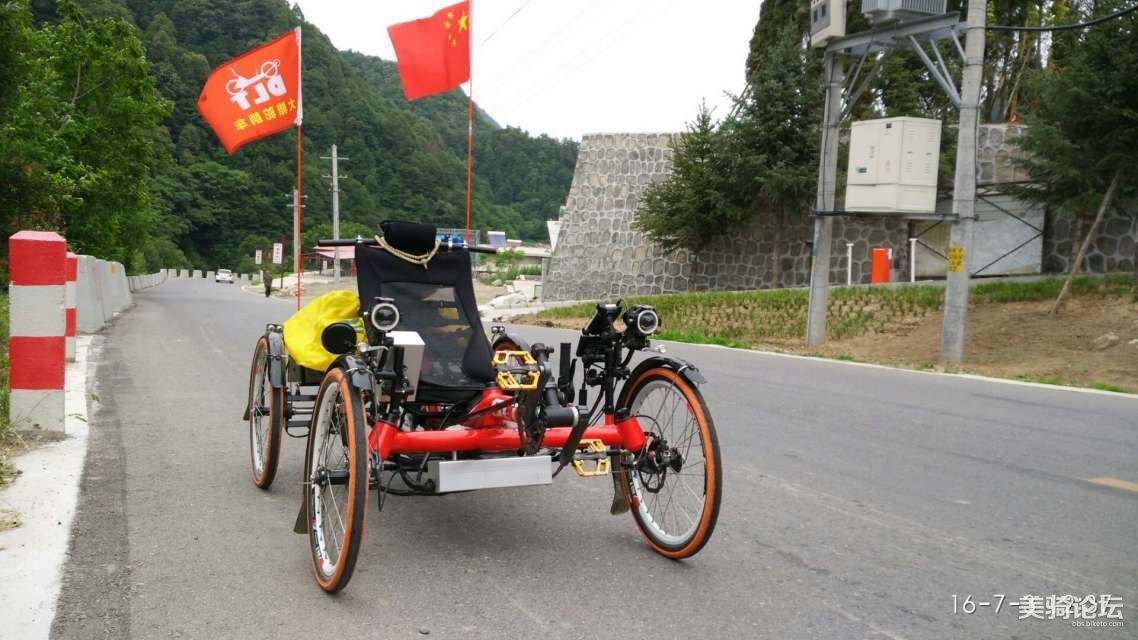 大骆驼四轮躺车上秦岭山分水岭