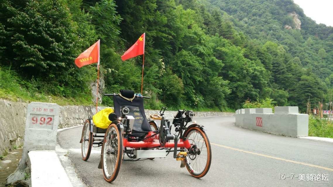 大骆驼四轮躺车上秦岭山分水岭