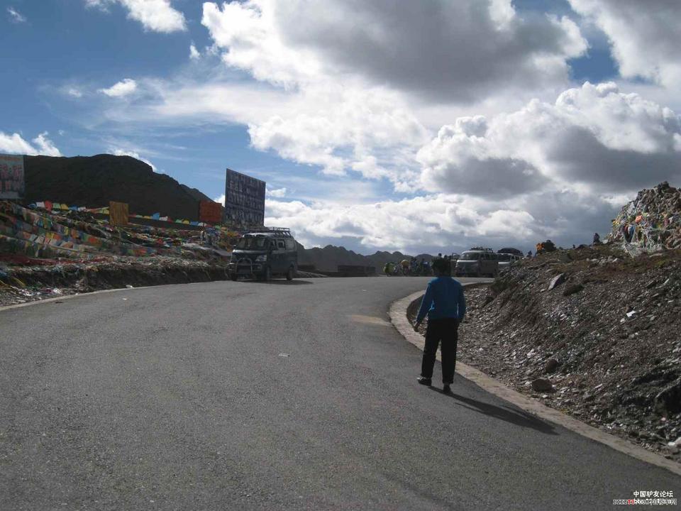 下山的路已铺好了柏油路面.