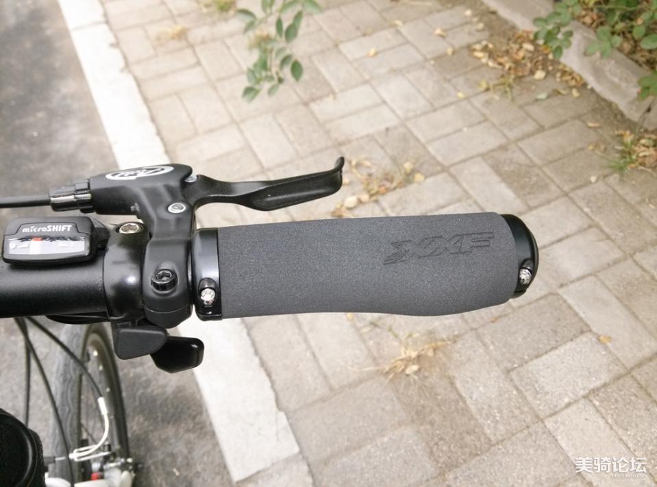 自行车车把套怎么套进去 220257whww6hby55wjw9b6.jpg