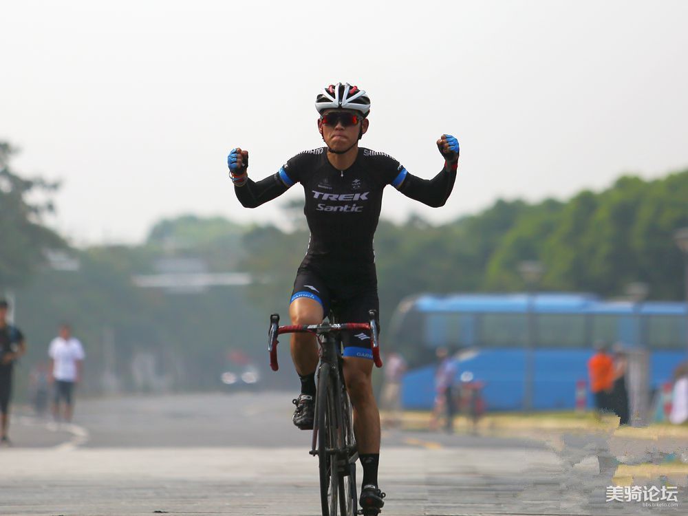 近千名自行车爱好者参与本次挑战,最终来自崔克中国的吴云飞是赛场上