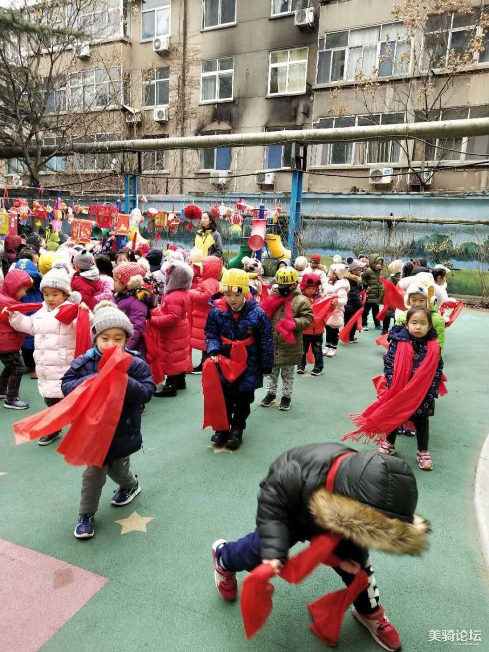 今天幼儿园搞了元宵节活动,哇呜,还有扭秧歌,哈哈~~瞧瞧孩子们玩刀噜